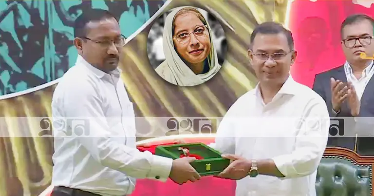 মাহেরীন চৌধুরী পক্ষে পুরস্কার গ্রহণ করেন তার স্বামী মনসুর হেলাল